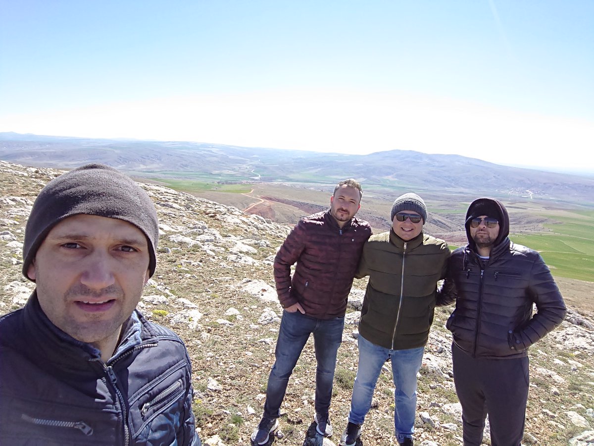 PELİN HANIM MERHABA,

2019 YILINDA SELİM HOCAMIZIN DİREKTİFLERİ VE BİLGİERİ DOĞRULTUSUNDA 4 ARKADAŞ OLARAK TÜRBE TEPEYE ÇIKMIŞTIK. SELİM HOCAMIZA TEKRAR TEKRAR TESEKKÜRLER,İYİ YAYINLAR...

FOTO:Türbe tepe hemen arkamızda mangal dağı var

#DileKolay