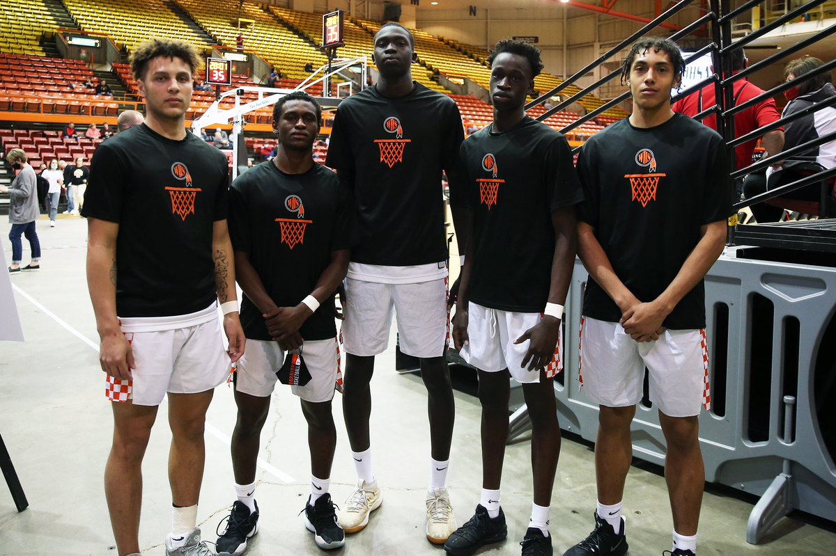Brian_Haenchen's tweet image. Historic note on the AA 3rd-place game: Akok Aguer, Eli Williams, Tahj Two Bulls, Mikele Kambalo and Angok Akot are starting for @WHSBoysBask vs. Yankton. It’s believed to be the first all-Black starting five in state history. #SDHoops21

(📷: @JurgensPhoto)