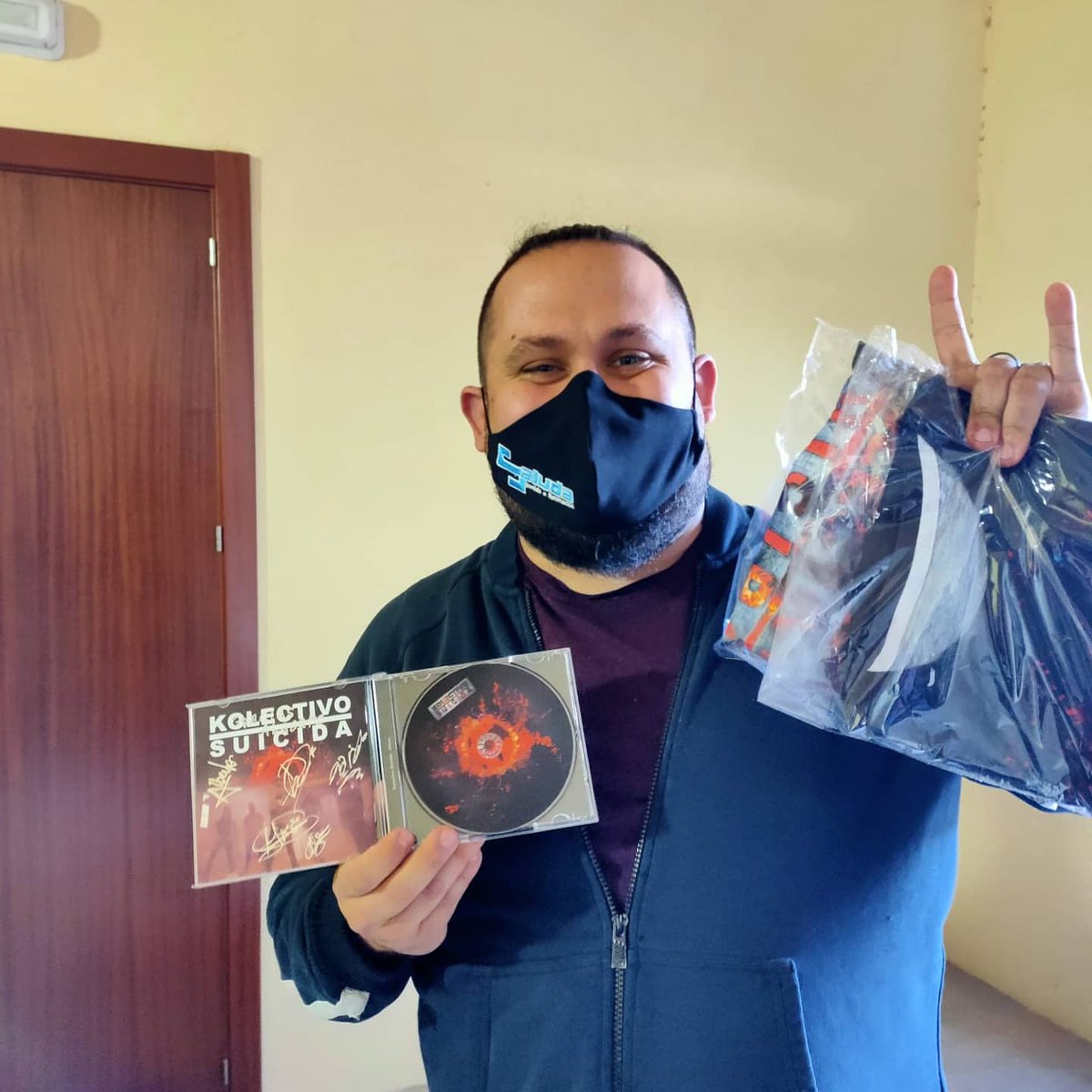 KS_Kolectivo's tweet photo. En el ensayo de hoy, firma y entrega de discos, camisetas, fotos y buenas vibraciones.
#kolectivosuicida #volver #metalurbano #onfirerecords #pisamorena #Villacañas #madridejos
Asociación rockera La Zimbia
Librería Papelería Apuntes Villacañas https://t.co/qWOlg686R3