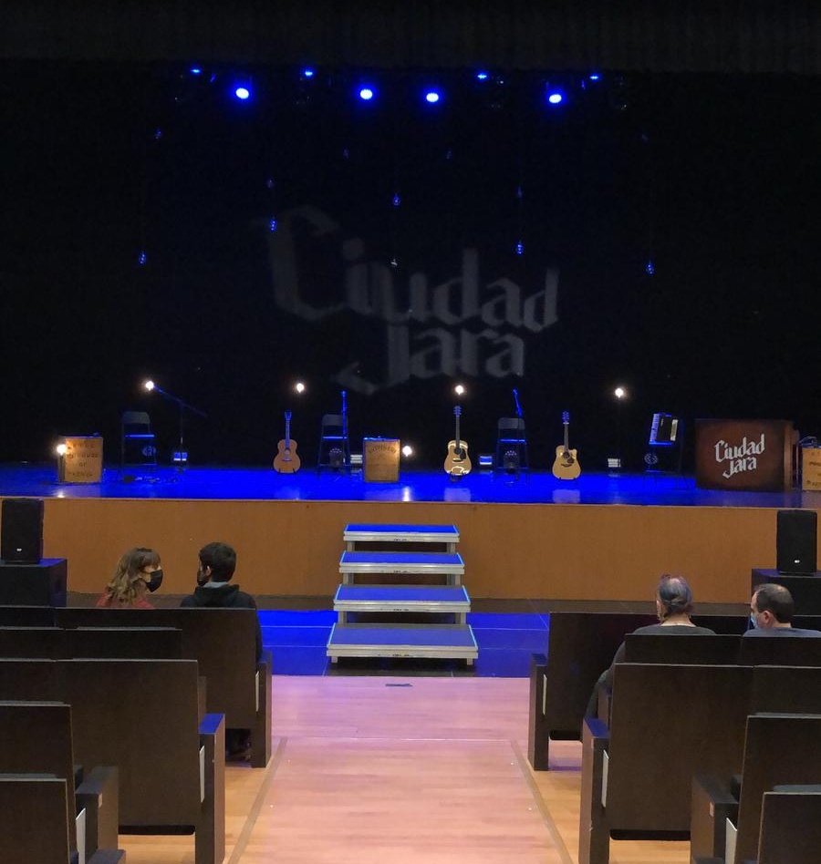 unprofemas's tweet photo. Qué bonito y qué musicazos son. Acústicas afiladas, piano precioso, temas redondos y un Pablo en plena forma. Felicidades @ciudadjara porque el futuro de la música española pasa por vosotros. https://t.co/wf8L04Sp3N
