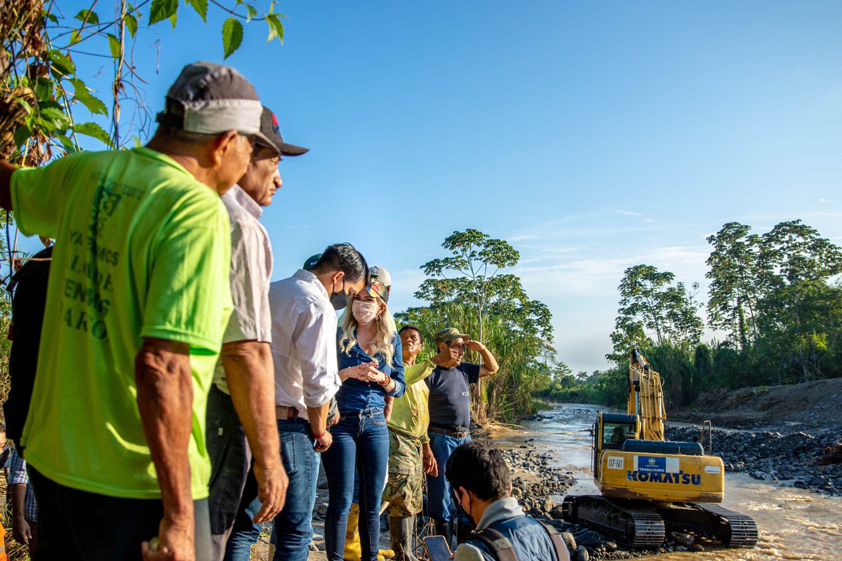 PrefGuayas's tweet photo. ¡Trabajamos imparables por mejores días para Guayas💪🏻! 

Durante el amanecer 🌞 @6SusanaGonzalez prefecta del Guayas, junto al alcalde Luigi Rivera, supervisaron el avance de los trabajos por emergencia en Nueva Unión, Naranjal 📍. https://t.co/6SQsryVTCe