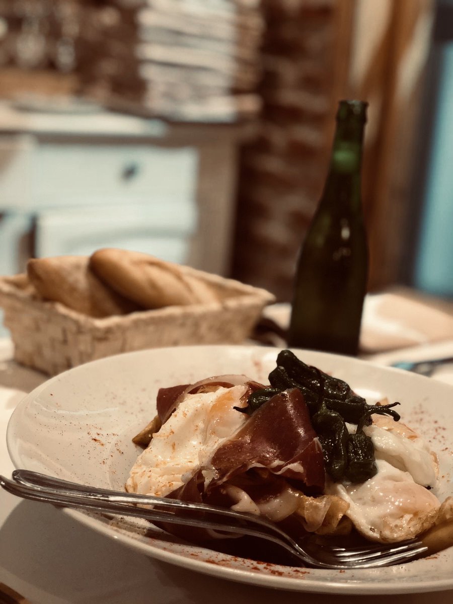VisiPrieto's tweet photo. 🥘 𝖧𝗈𝗒 𝗆𝖾 𝗉𝗎𝗌𝖾 𝗅𝖺𝗌 𝖻𝗈𝗍𝖺𝗌 ! 
.........𝗻̃𝗮𝗺 𝗻̃𝗮𝗺.............

 #fotografiagastronomica #foodphotography #food #instafood #fotografia #photography #instadrink  #foodphotographer #gastronomia #kaprichorestaurantes #iphonex https://t.co/qAusLLCFbF