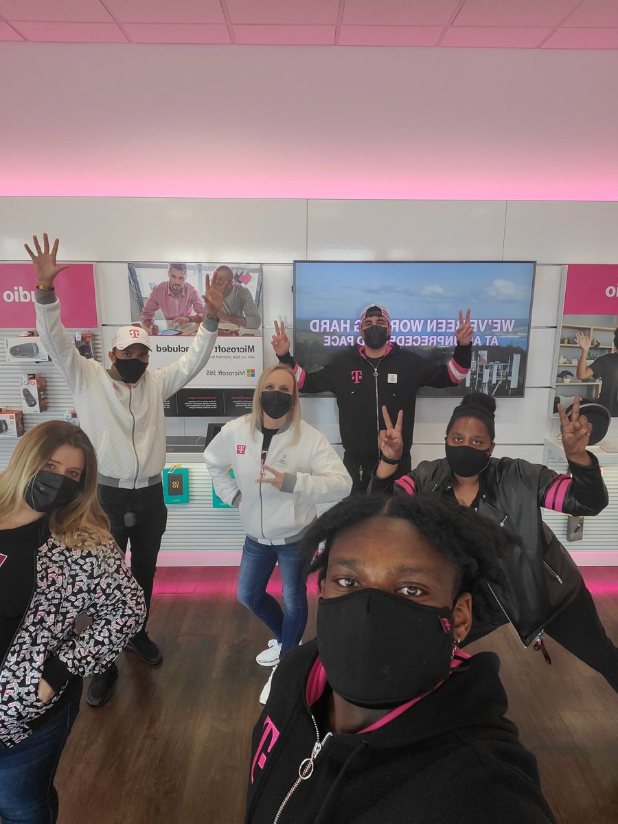 chelleychelle84's tweet photo. Missing a few but I Love my team!! ❤❤❤ 17 Acts ... Job well done today team!! Let's keep grinding & growing!! #teamStroshow https://t.co/x4So4gPCnk