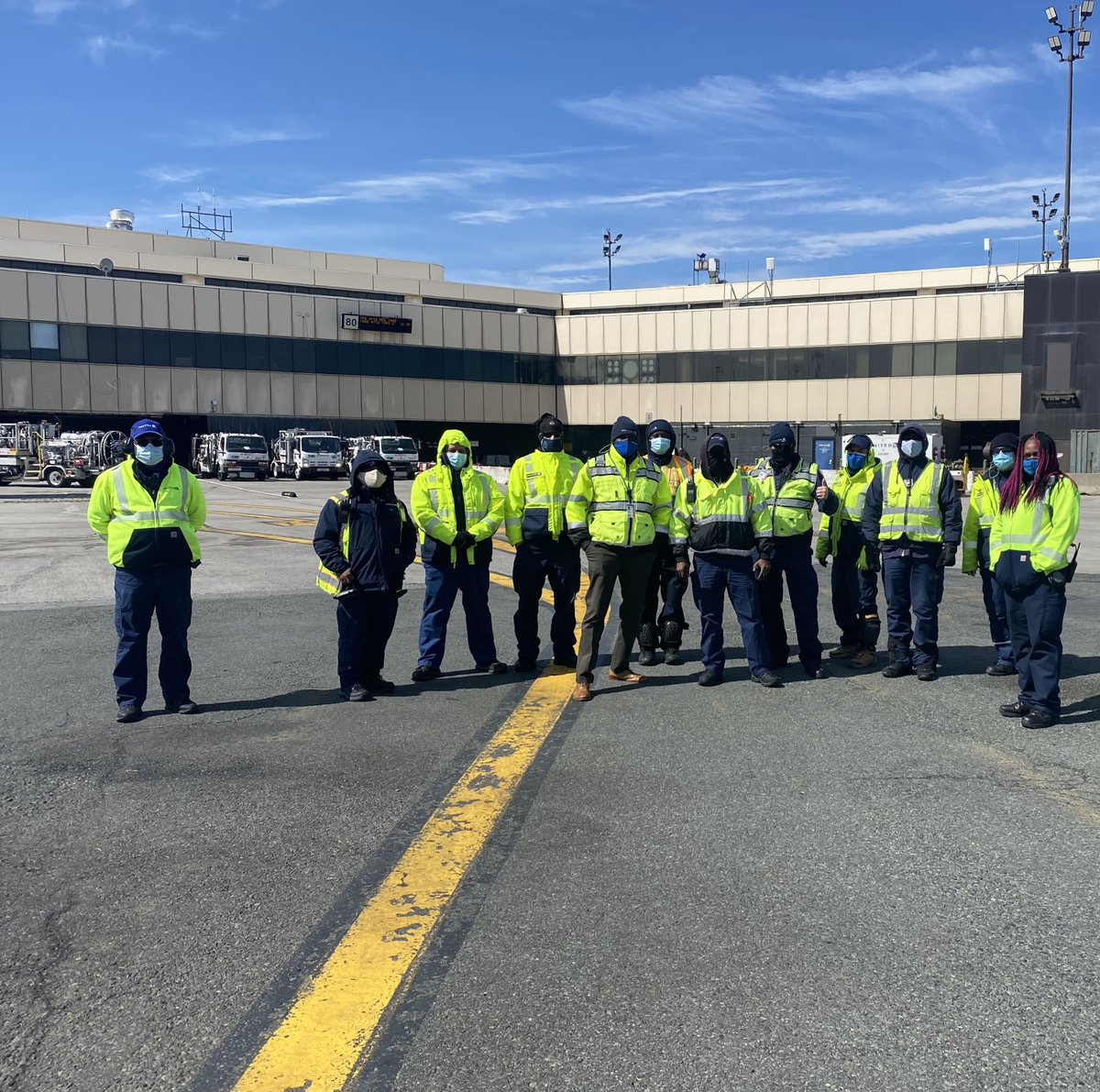Frontline and Leadership get together for EWR’s Weekly Safety Walk. With every step and every walk we move toward a Safer United!! Have a United Day!! @EWRmike @susannesworld @TheRealMLHJR @CamachoN20 @weareunited #EWRProud @AOsafetyual #Safetyiownit #beinunited @AOQC_EWR