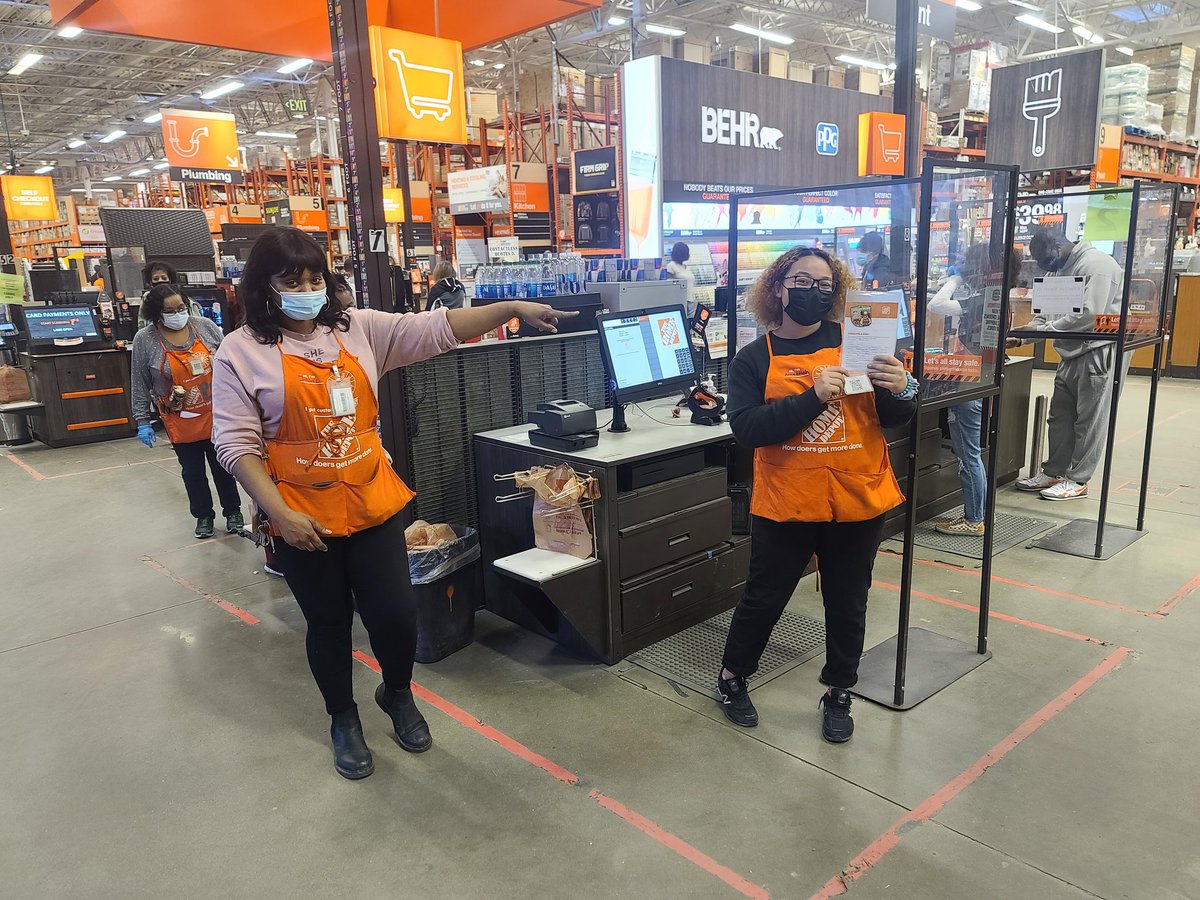 Head Cashier Jhanel recognizing Cashier Ameenah for driving Credit on the Front End!!!! 5 Credit Apps and counting today 🔥🔥🔥 #4114FINEST  <a href="/DannonWilliams/">Dannon Williams</a> <a href="/KristaMckinstry/">Krista McKinstry</a> <a href="/okello163/">O'kello</a> <a href="/Lena_0623/">Lena ASM @4114</a> <a href="/chrissy_m78/">Chrissy ASM</a> <a href="/jonbaumann304/">Jon Baumann</a>