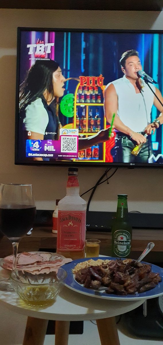 gutogringo's tweet photo. #TBTWSCOMSKOL MINTIRAAA, COM HEINEKEN. 😅 https://t.co/bydLgTMdCt