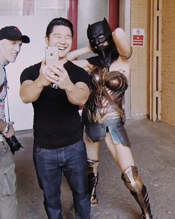 Jay.. on X: "Gal Gadot as Wonder Woman wearing Batman's cowl - behind the  scenes of Zack Snyder's Justice League. https://t.co/yJ2nQaw1wY" / X