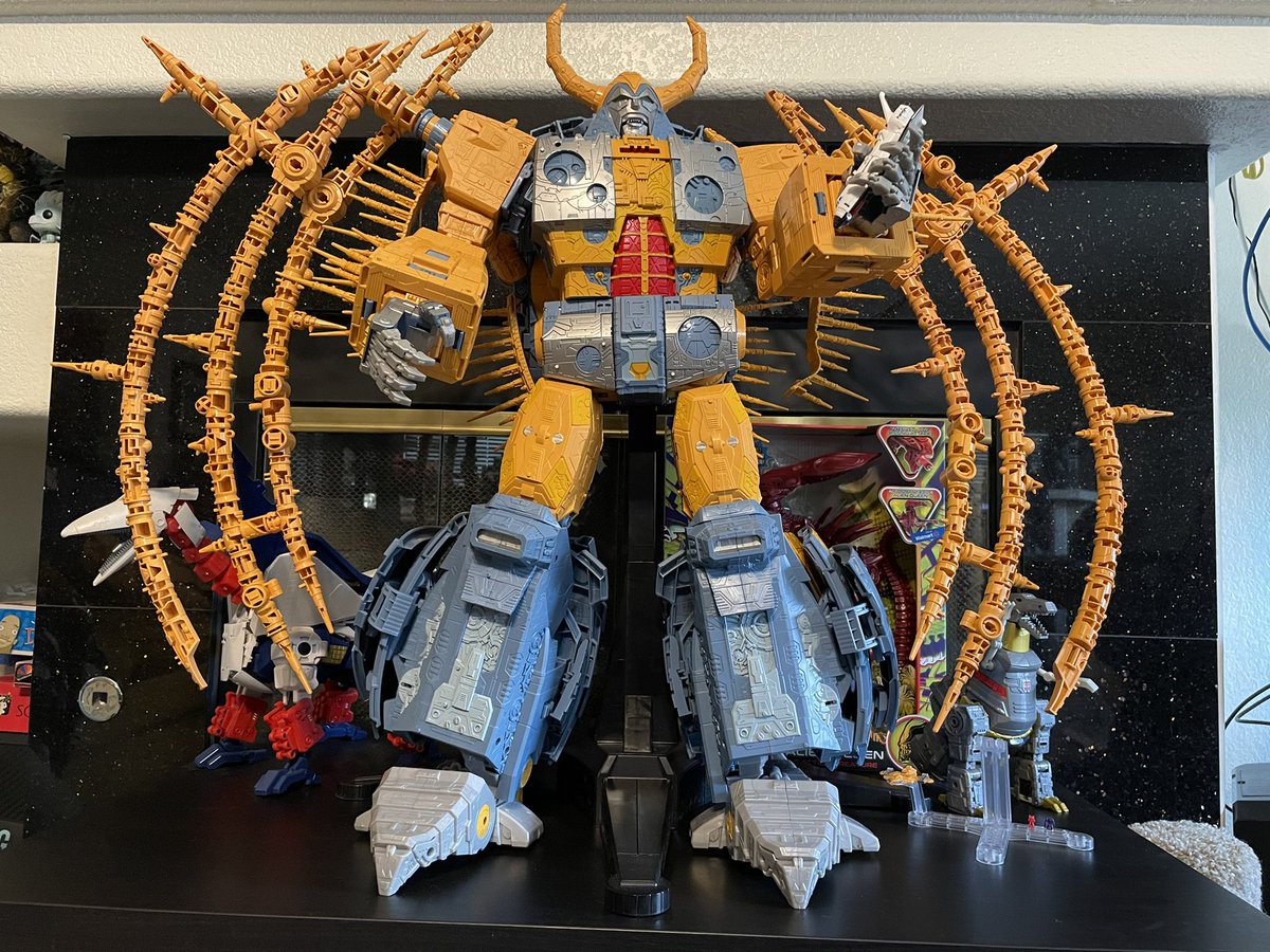 RandallSpence's tweet image. #Transformers #Unicron transformed! With yet another Midnight photobomb.