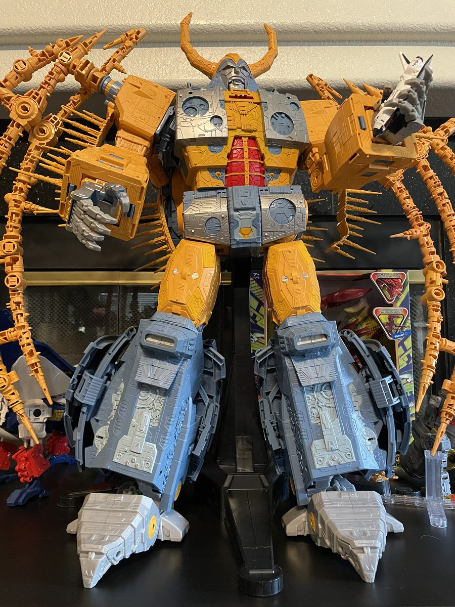 RandallSpence's tweet image. #Transformers #Unicron transformed! With yet another Midnight photobomb.