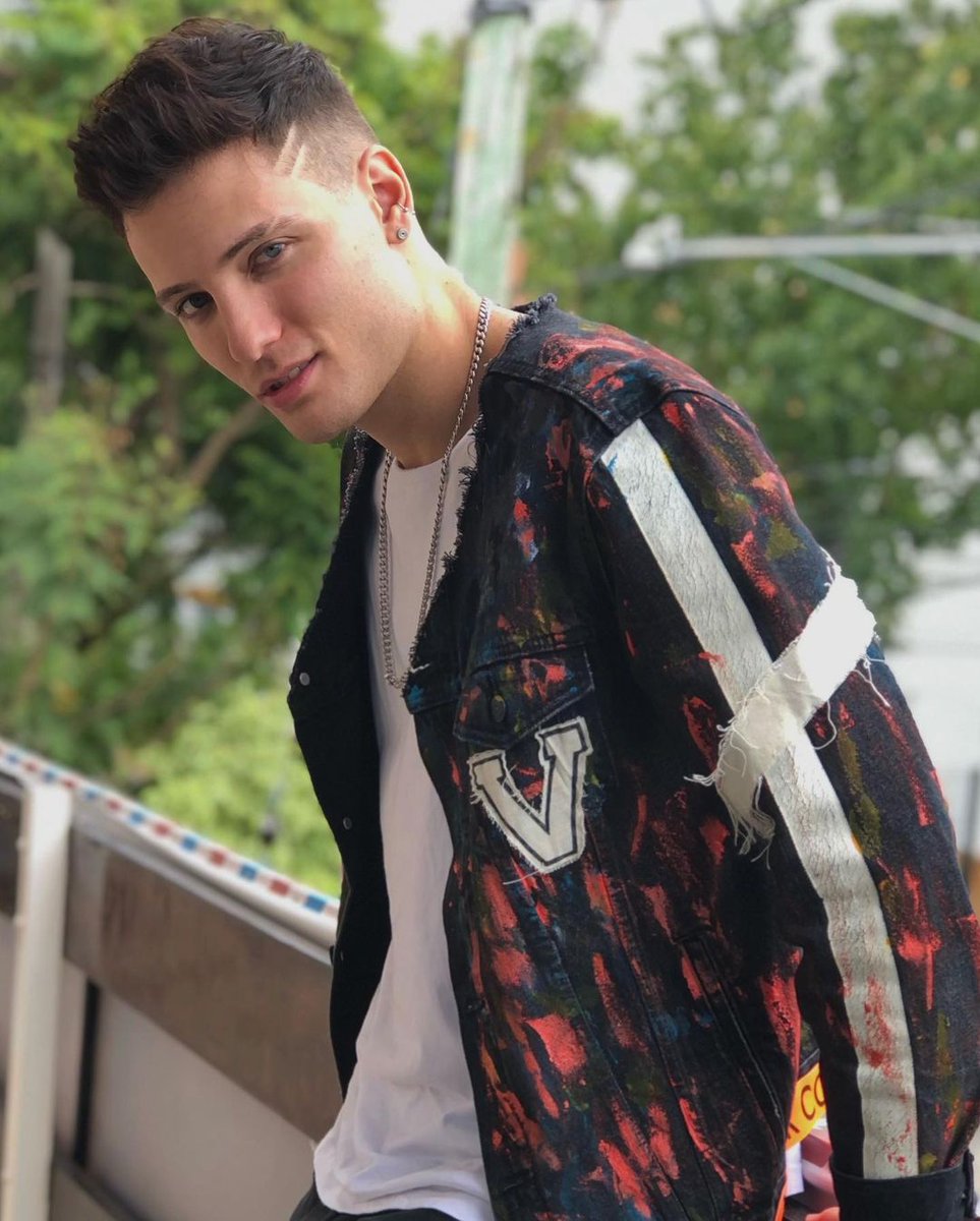 VainyArgOfc's tweet photo. 📲 @vainymusic via instagram "andaba desaparecido cocinando lo nuevo, en que andan?👋" https://t.co/JVr6gi9pxF