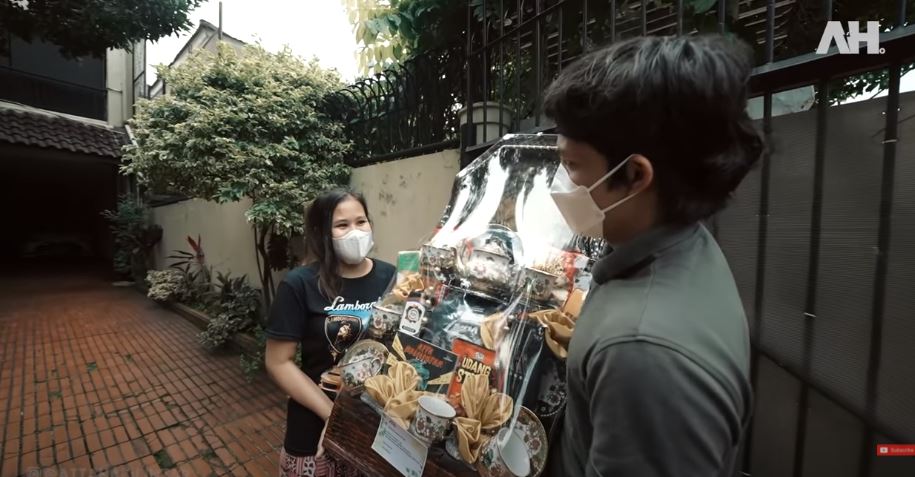 Bingkisan paling besar berisi jam dinding kayu beserta makanan bungkusan ditujukan Atta Halilintar untuk ketua RT setempat.