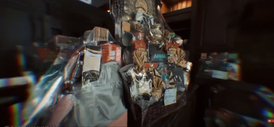 Bingkisan khusus yang ditujukan untuk ketua RT setempat diberi nama AHHA oleh Atta.
Bingkisan khusus ini berisi jam dinding kayu nan mewah.