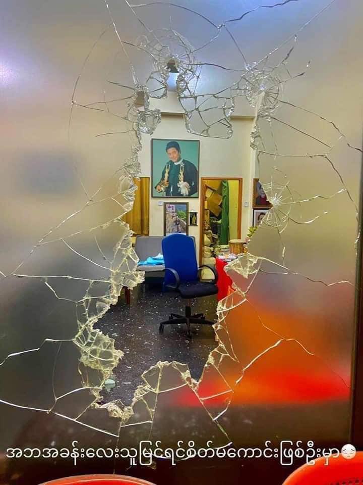 TW: blood 
Junta Raided U Kyaw Thu’s Funeral service charity organisation &amp; issued a warrant for founder couple on newspaper as the couple help &amp; support CDM against military.also destroyed the area &amp; confiscated all funds.

RELEASE THE ARRESTED
#Mar9Coup
#WhatsHappeningInMyanmar