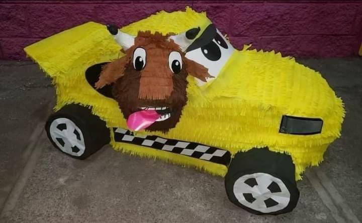 SoloEnSivar's tweet photo. Creo que se tardó más el taxista y el otro mañoso en meter la vaca al carro, que el que hace piñatas en agarrar la idea 🤣 #SoloEnSivar https://t.co/we02kJcrTF