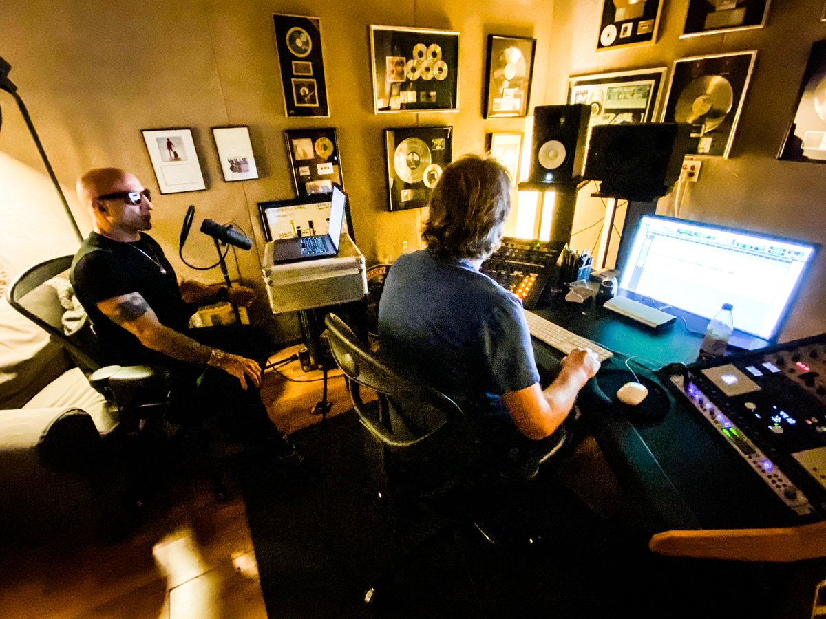 AronoffOFFICIAL's tweet image. Still Reading and Recording my autobiography. This is taking way longer than I expected, but there’s only one way to do something. The Right Way! #autobiography #book @TAMADRUM_Japan @TAMAofficial @zildjiancompany @vicfirth @evansdrumheads @lpmusicofficial @humesandberg