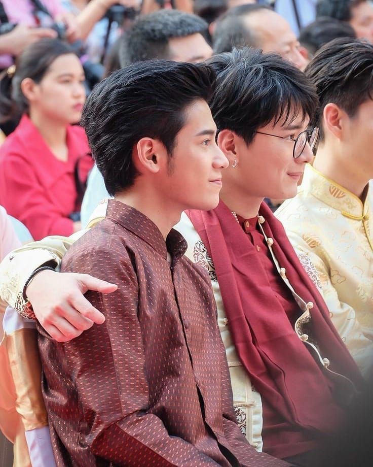 Villa RB;↷

ㅤㅤㅤ꒰  ⛅️┊͙ Yaek Wedding ꒱

    —Taey se encontraba en el jardín de la mansión familiar listo para la boda de su hermano menor, Yuyin. Estaba acompañado de su novio <a href="/JadenLeto/">Jaden</a> con quién se había sentado a esperar la ceremonia junto al resto de la familia.—