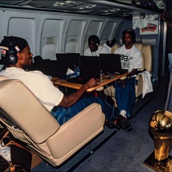 RT @fart: im at the san antonio spurs' post-1999 championship win airplane lan party https://t.co/9UOBcgJsBs