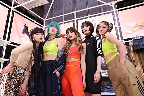 Billboard_JAPAN's tweet photo. FAKYが国際女性デーに【#adidasFAKY day】出演、新曲「99」パフォーマンス https://t.co/ArEgV0WA1u https://t.co/qUitCXmaDK