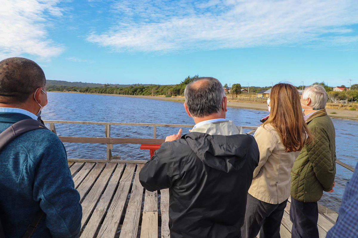 MMAChile's tweet photo. Ministra @CarolaSchmidtZ y Subsecretario @naranjo_javier llegan al #SantuarioDeLaNaturaleza Lagos #Huillinco y #Cucao en la comuna de #Chonchi donde se desarrollará una reunión con junta de vecinos y comunidades indígenas de #Cucao, #Quilque y #Huillinco👇 https://t.co/DS5ge26zz9
