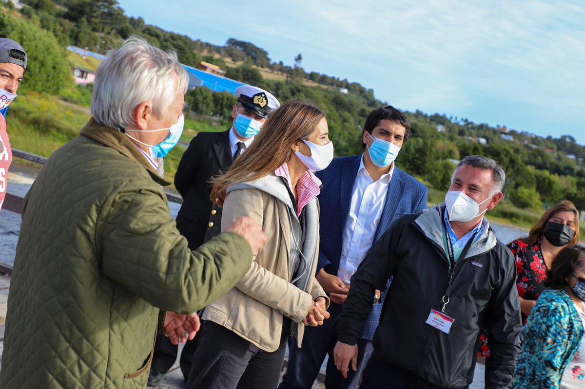 MMAChile's tweet photo. Ministra @CarolaSchmidtZ y Subsecretario @naranjo_javier llegan al #SantuarioDeLaNaturaleza Lagos #Huillinco y #Cucao en la comuna de #Chonchi donde se desarrollará una reunión con junta de vecinos y comunidades indígenas de #Cucao, #Quilque y #Huillinco👇 https://t.co/DS5ge26zz9
