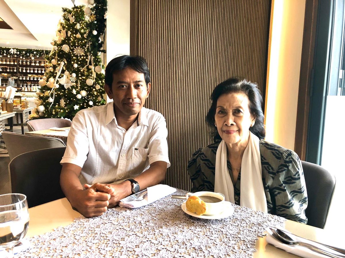 Musik bukan hanya soal tangga nada dan lirik tapi hidup itu sendiri. Selamat Hari Musik Nasional. 

*Bersama ibu Iravati M Sudiarso. Mahaguru pianis Indonesia