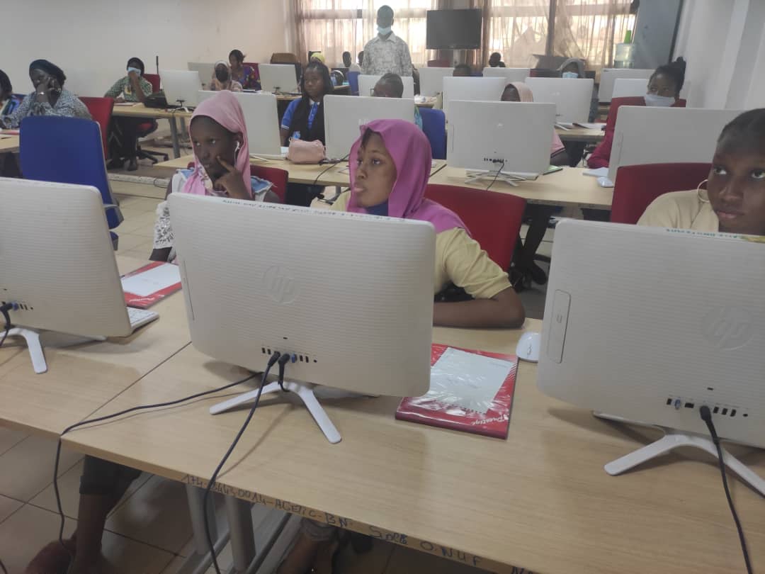 AgeticOfficiel's tweet photo. #8_MARS_2021
Formation des jeunes filles en #STEM et #ROBOTIQUE
Après l'introduction à la #robotique , place à #BlocklyGames pour assimiler les différentes logiques de programmation
@ROBOTSMALI1
L'AGETIC célèbre les femmes à travers les Sciences et les Technologies @hamedsalif https://t.co/BroEO4VNaz