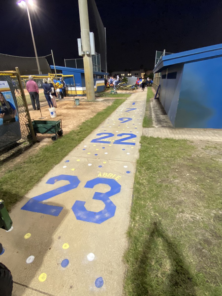 TeamCypressBay's tweet photo. Who could ask for a better senior night?! @CB_Softball takes the W v an incredibly solid @WestBrowardHigh in a nail biter 2-1!! What a game to watch! Great game ladies!! 🥎⚡️♥️ #thankyouseniors #LION @PrincipalCBHS @dkudixon @MisterWass954 @mamahubez https://t.co/Wb90rGwBR1