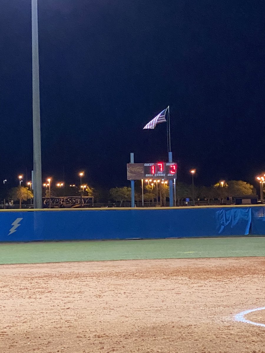 Who could ask for a better senior night?! <a href="/CB_Softball/">Cypress Bay Softball</a> takes the W v an incredibly solid <a href="/WestBrowardHigh/">West Broward High</a> in a nail biter 2-1!! What a game to watch! Great game ladies!! 🥎⚡️♥️ #thankyouseniors #LION @PrincipalCBHS @dkudixon <a href="/MisterWass954/">Jeffrey Wasserman</a> <a href="/mamahubez/">Debra Santoro Hubert</a>