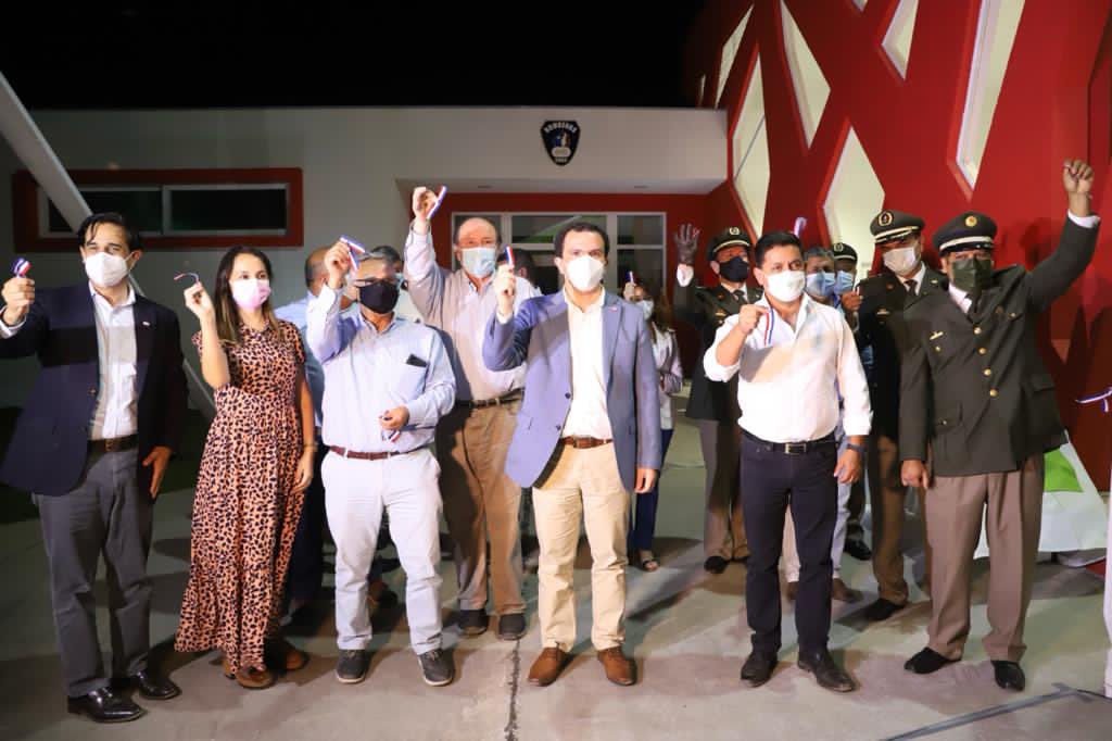 DPROhiggins's tweet photo. Intendente @RicardoGuzman lideró esta noche la inauguración del cuartel de la 3ª Compañía de Bomberos de #Apalta en #SantaCruz, financiado con recursos del Gobierno Regional #OHiggins y que significan mejores condiciones para los voluntarios y apoyo a la labor de @BomberosdeChile https://t.co/jAHWQdeXga