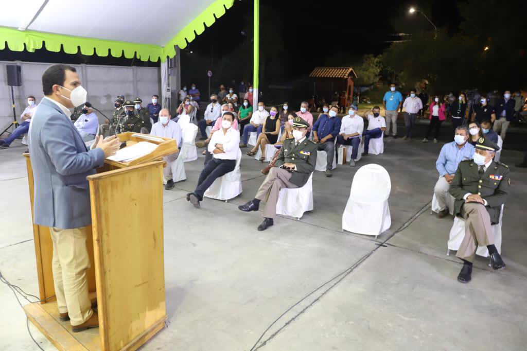 DPROhiggins's tweet photo. Intendente @RicardoGuzman lideró esta noche la inauguración del cuartel de la 3ª Compañía de Bomberos de #Apalta en #SantaCruz, financiado con recursos del Gobierno Regional #OHiggins y que significan mejores condiciones para los voluntarios y apoyo a la labor de @BomberosdeChile https://t.co/jAHWQdeXga