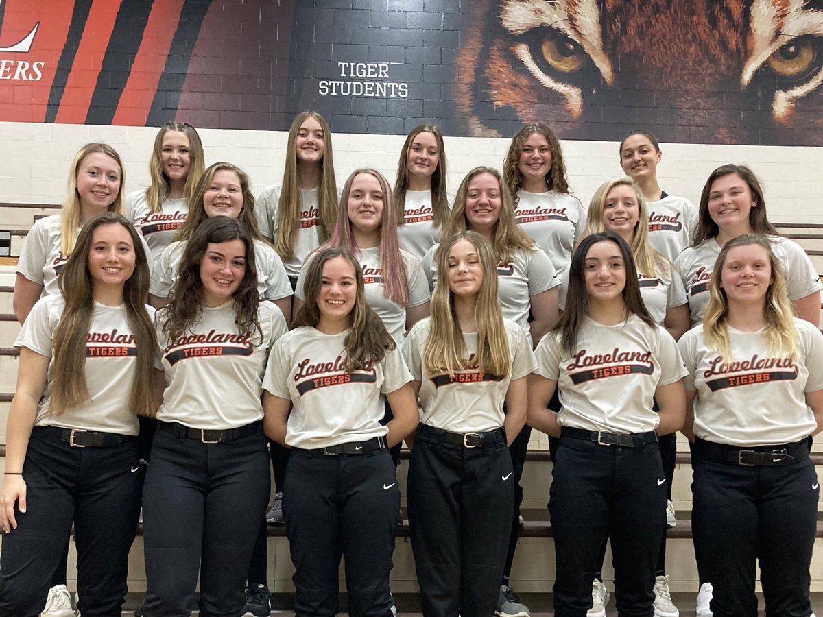LovelandFastpi1's tweet photo. Our team picture today.  Practicing hard for tomorrow!!
👀🥎👍 #Tigers #softball @LovTigers_AD https://t.co/wCEYoFVXxF