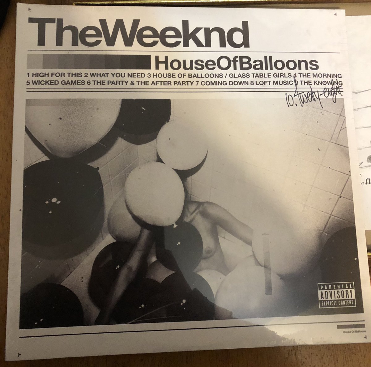SamWastedR's tweet image. Possibly my favorite find at a record store. @theweeknd years later this mixtape in its original form still speaks so much. I’m gonna hold on to this forever #TheWeeknd #XO #vinyl #record #houseofballoons #favorite