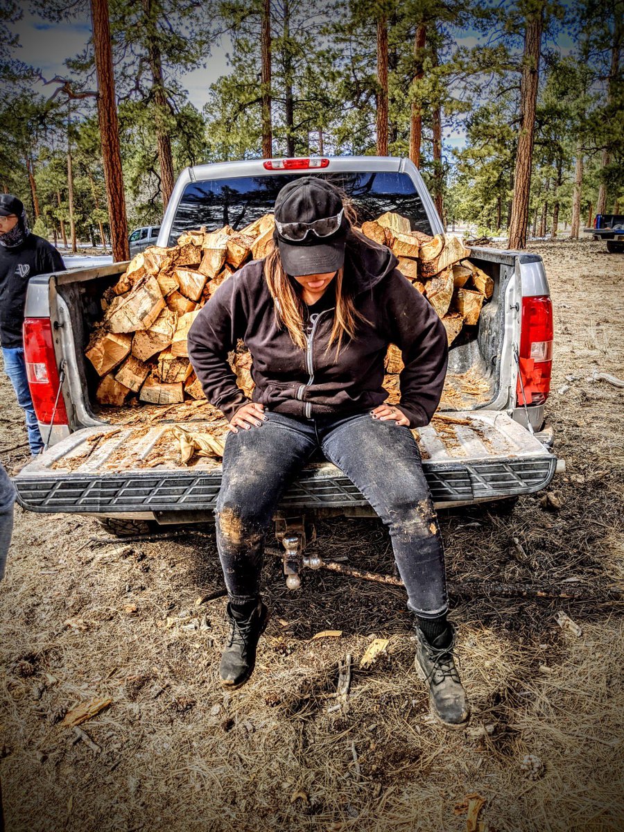 SSE_global's tweet photo. Happy #InternationalWomensDay
⁠⁠
When these women are not in the office or field, they’re out helping elders in their community. SSE has initiated a wood hauling donation project!⁠⁠
⁠⁠
#InternationalWomensDay #donation #girlpower #strongwomen #local #community #NavajoNation https://t.co/jfxo1GJ8Ub