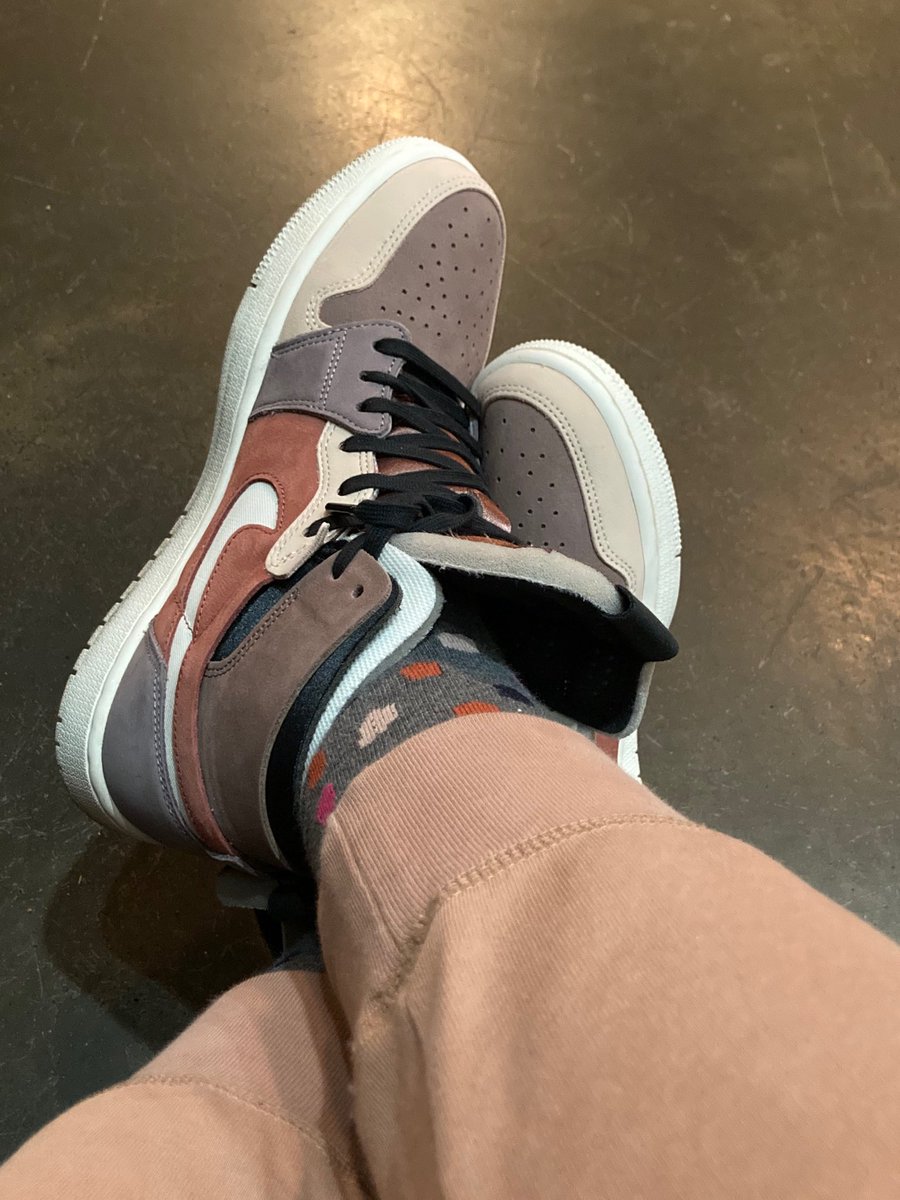 kimtv's tweet photo. Monday tried to Monday me but you’re gonna get this color story #kotd #sneakers #softstyling https://t.co/GduBRNPsYS