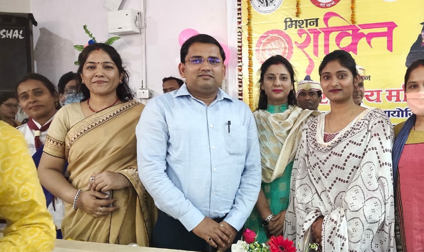 NHRDI1's tweet photo. Congratulations to Kavita Mishra ( SwadharGreh Ayodhya ) , On International Women's Day... @anujias09 @Vikasayodhya1 @ayodhya_police  @ShrutiGuptaCO @NitinkKanojiya @wpl1090 @Uppolice @MinistryWCD @UPMahilaKalyan @WeUttarPradesh @dmayodhya @unwomenindia @TwitterWomen @bstvlive https://t.co/a2SmZ8q933