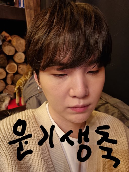 WORLDWI86223347's tweet photo. @BTS_twt  

míren esta cumpliendo recién 6 añitos de vida~...🥺❤️❤️❤️❤️🥰

#YoongiDay #YoongiDay #SUGA #SUGADAY #yoongiBIRTHDAY #ARMYColombia https://t.co/DVHNHvgKvJ