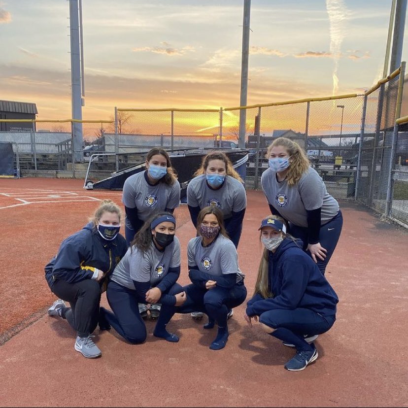 Sunsets on the Demske with our Pitchers and Catchers. 🙌

#Griffs | #MAACSoftball