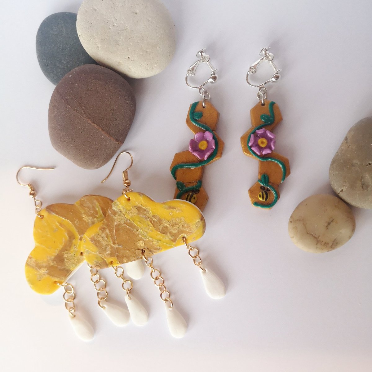 FireflyCraftsIE's tweet photo. 🌱🌸 Welcome! 🌸🌱
🤍 My name's Cait and I'm a young Irish artist! 🤍
🌸 I make prints of my paintings and jewelry! 🌸
🤍 Etsy shop launching March 14th!🤍 https://t.co/y47vp1YQed