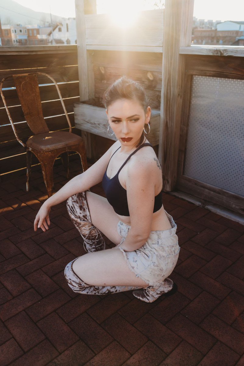 EmmaJessRose's tweet photo. I'm my own hype-man. #baddie #THATbitch #hottie #biteme (for real, I like it😜) https://t.co/gOSlJNzCSV