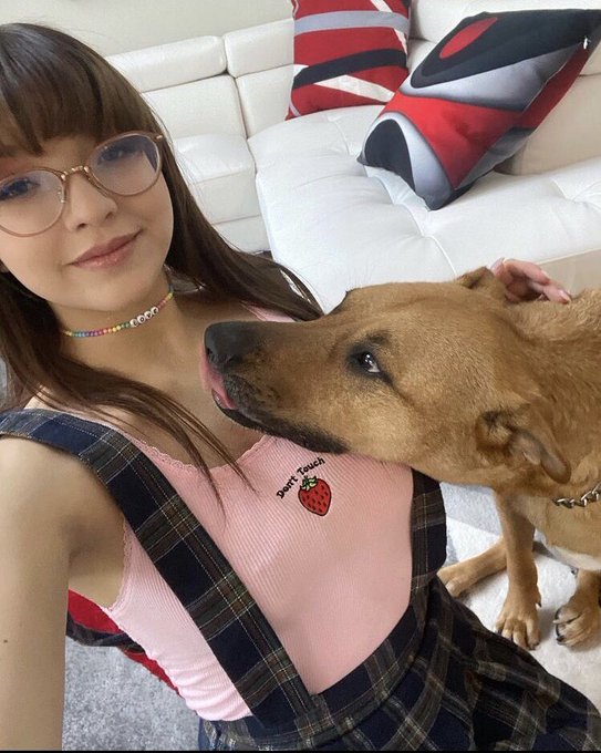 Moose 🐶 is quickly becoming a favorite of the ladies 😏 ⭐️@TheRealReyna420  ⭐️@honeyhayesXXX  🐶Moose https://t<a href="/tag/tbt"class="tags"><span>#tbt</span></a>