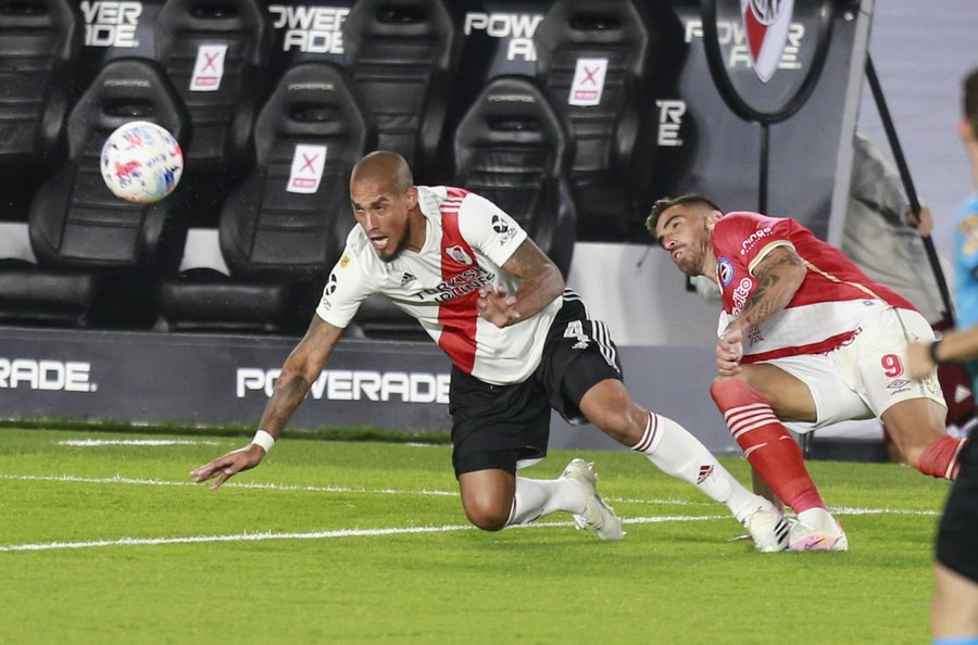 chomickirio's tweet photo. Párrafo aparte, los primeros y descomunales 45 minutos en la vuelta del ídolo Jonatan Maidana a River Plate:

📌5 despejes
📌2 entradas
📌1 intercepción
📌7/8 duelos aéreos 
📌8/9 duelos totales
📌86% de precisión de pase

Pase, lo estábamos esperando (necesitando). https://t.co/Z5F9boeRI2