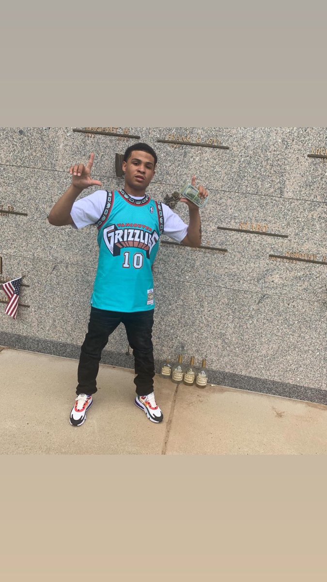 FreakyMarq's tweet image. We thuggin thru it but realistically we fucked up bout you nephew swear you got sent off proper we love you fr #LL38