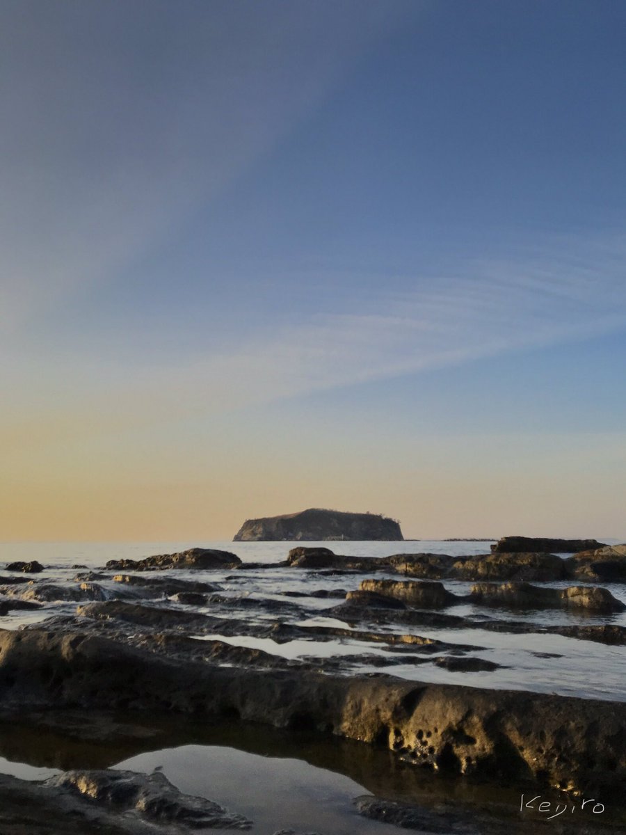 GaddMt's tweet photo. 鋸南町岩井袋にて
#空模様
#グラデーション
#東京湾
#浮島
#水平線
#岩場
#記憶の記録
#光景
#風景写真
At Iwaifukuro, Kyonan Town
#sky
#gradation
#tokyobay
#ukishima
#horizon
#iwaba
#recordofmemory
#sight
#landscapephotography https://t.co/0eIrrvD8La
