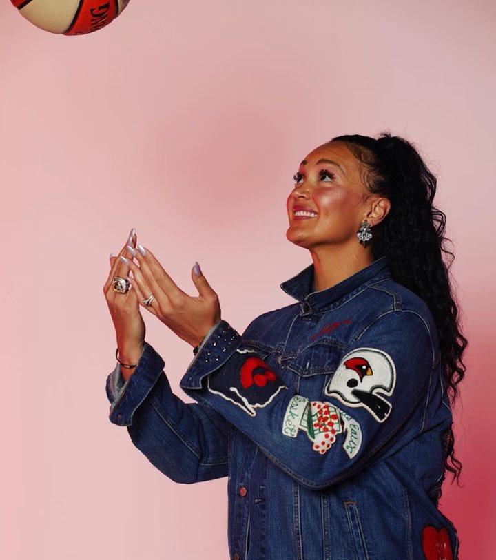 ShaneBoyd7's tweet photo. Royalty👑, beauty😍, faith✝️, strength🦾, perseverance😅, intelligent📚, professional💻, athlete⛹🏽‍♀️, champion🏆, graduate👩🏽‍🎓, mother👩‍👦‍👦, wife💍, leader🗡, #BlackGirlMagic are just a few words when speaking about @A_Phoenix_Born #InternationalWomensDay https://t.co/RIoE9IwvJK
