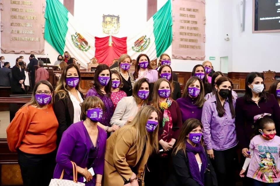 En esta mañana en el Congreso del Estado de Coahuila acompañe a las diputadas y diputados del Congreso del Estado de Coahuila a la sesión solemne con motivo del “Día Internacional de la Mujer”.

gran honor que la mesa directiva de la LXII Legislatura esté conformada por mujeres