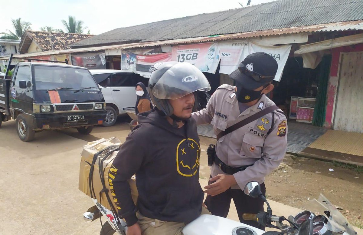 LagoPolsek's tweet photo. Giat ops Yustisi, berikan himbauan untuk menggunakan masker https://t.co/JCuNpaYcE6