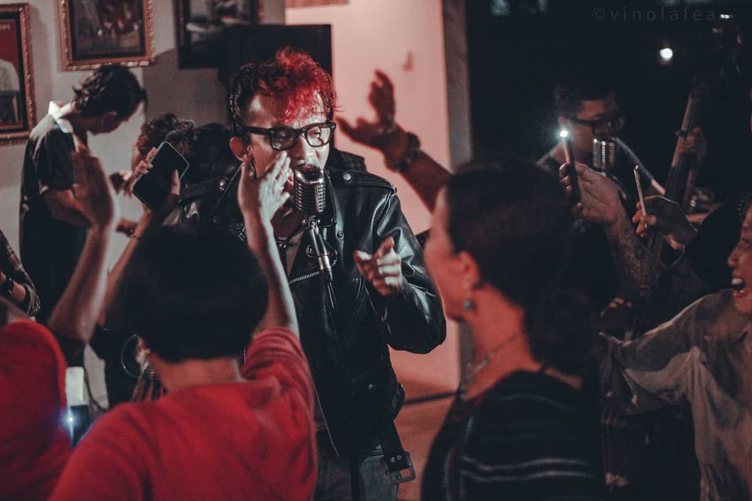 KikiTheKlan's tweet photo. Waktu hujan sore-sore kilat sambar pohon kenari. E jojaro deng mongare mari dansa dan menari.

@kikitheklan All Star memainkan lagu-lagu Maluku di Double Dutch, Jl Tirtodipuran, Yogyakarta

📸 @vinolafea_ https://t.co/lksE0dDYIa