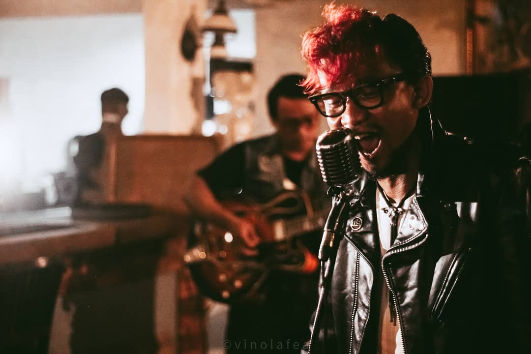 KikiTheKlan's tweet photo. Waktu hujan sore-sore kilat sambar pohon kenari. E jojaro deng mongare mari dansa dan menari.

@kikitheklan All Star memainkan lagu-lagu Maluku di Double Dutch, Jl Tirtodipuran, Yogyakarta

📸 @vinolafea_ https://t.co/lksE0dDYIa