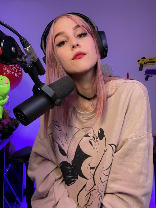 Ya estoy en stream aqu&iacute; ❤️ P&aacute;sale ☺️ https://t.co/wcNc7vUkDz https://t.co/ZntcqLlmfh