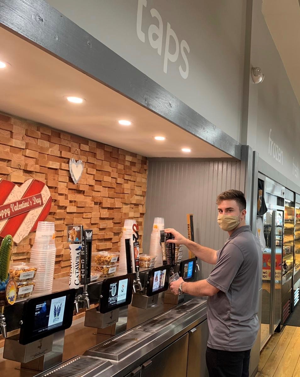 Perlick's tweet photo. We are used to apartment complexes offering amenities like a gym, pool & community room…but how about beer or wine on tap? 🍻 🍷 Our partner #TableTap installs innovative self-serve beverage dispensers for all kinds of applications. ➡️ https://t.co/3XUYJwj6HP
#selfpourtechnology https://t.co/AGEv6pBZiV